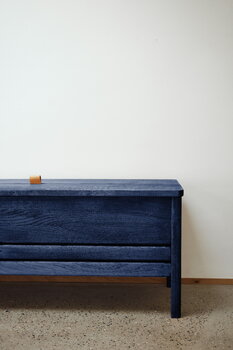 Form & Refine Banc de rangement A Line, 111 cm, frêne teinté bleu indigo