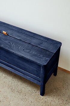 Form & Refine Banc de rangement A Line, 111 cm, frêne teinté bleu indigo