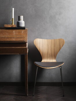 Fritz Hansen Series 7 chair seat cushion, walnut leather, decoration image