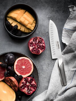 Global G-80 Santoku veitsi, oliivihiottu, 18 cm, sisustuskuva