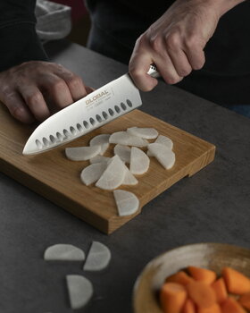 Global G-80 Santoku veitsi, oliivihiottu, 18 cm, sisustuskuva