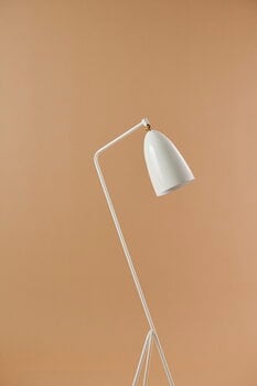 GUBI Lampadaire Gräshoppa, blanc albâtre brillant