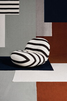 GUBI Pacha nojatuoli, pyörivä, Karakorum Stripe mustavalkoinen - musta, sisustuskuva