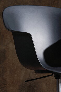 GUBI Sedia da ufficio Bat con rotelle, altezza regolabile, nera
