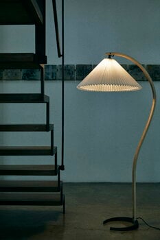 GUBI Timberline floor lamp, oak - birch - white canvas
