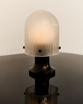 GUBI Seine bärbar lampa, antikbehandlad mässing - vit