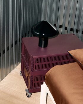 HAY Colour Crate kori, L, kierrätysmuovi, bordeaux, sisustuskuva
