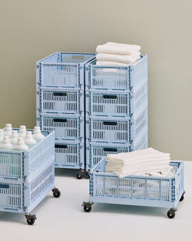 HAY Colour Crate kori, L, kierrätysmuovi, soft blue, sisustuskuva
