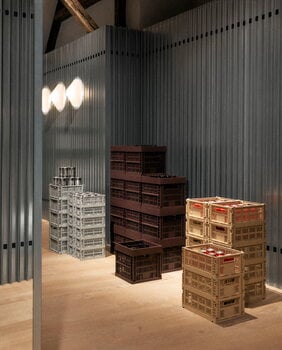 HAY Colour Crate kori, Cube, kierrätysmuovi, bordeaux, sisustuskuva