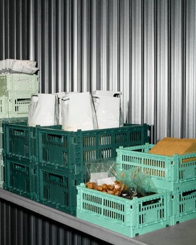 HAY Colour Crate kori, M, kierrätysmuovi, dark green, sisustuskuva
