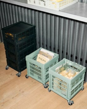 HAY Colour Crate kori, M, kierrätysmuovi, charcoal, sisustuskuva