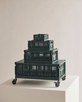 HAY Colour Crate kori, M, kierrätysmuovi, dark green, sisustuskuva