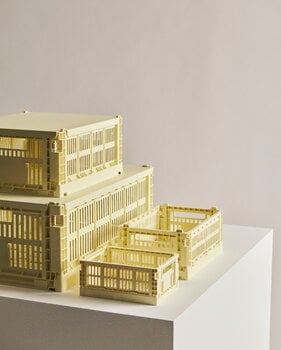 HAY Colour Crate kori, M, kierrätysmuovi, light yellow, sisustuskuva