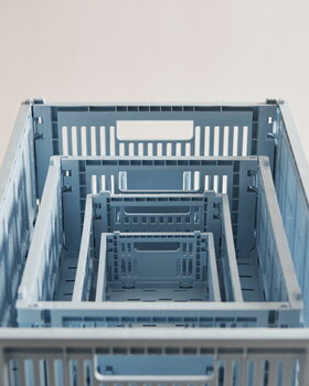 HAY Colour Crate kori, L, kierrätysmuovi, soft blue, sisustuskuva