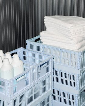 HAY Colour Crate kori, L, kierrätysmuovi, soft blue, sisustuskuva
