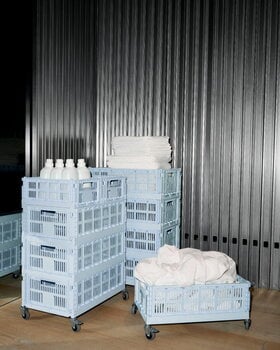 HAY Colour Crate kori, L, kierrätysmuovi, soft blue, sisustuskuva