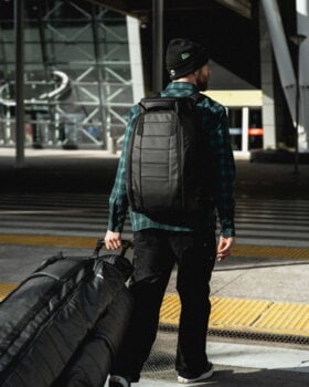 Db Journey Hugger reppu, 30 L, black out, sisustuskuva