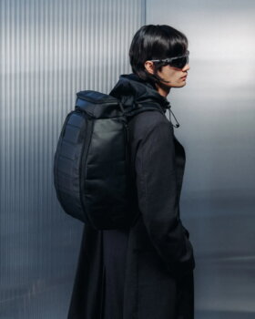 Db Journey Hugger reppu, 25 L, black out, sisustuskuva