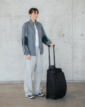 Db Journey Hugger Roller Bag Carry-on laukku, 40L, black out, sisustuskuva