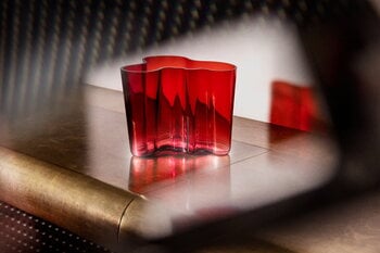 Iittala Aalto vase 160 mm, cranberry, decoration image