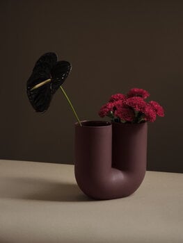 Muuto Kink vase, deep red, decoration image