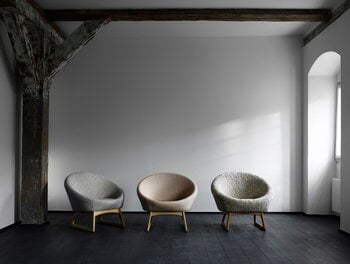 Klassik Studio Tub lounge chair, Moonlight sheepskin - oiled oak
