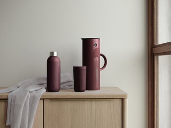 Stelton EM77 vacuum jug, 1 L, berry, decoration image