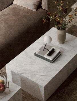 Audo Copenhagen Plinth Tisch, niedrig, weißer Carrara Marmor