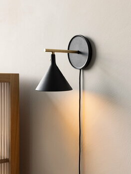 Audo Copenhagen Cast Sconce vägglampa med diffusor, dimbar, svart - mässing, dekorationsbild