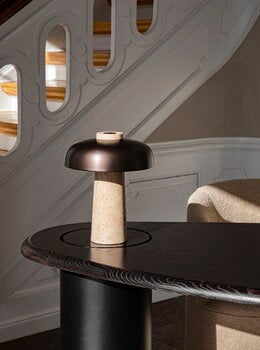 Audo Copenhagen Reverse bordslampa, bronserad mässing - travertin