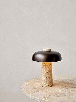 Audo Copenhagen Lampe de table Reverse, laiton bronze - travertin