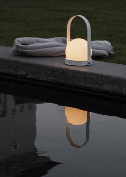 Audo Copenhagen Lampe de table portable Carrie pour l’extérieur, blanc