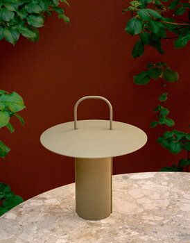 Audo Copenhagen Ray bärbar bordslampa, dammig grön