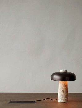 Audo Copenhagen Lampada da tavolo Reverse, ottone bronzato - travertino