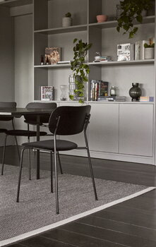 Audo Copenhagen Co Chair mit Armlehnen, schwarze Eiche/schwarzes Leder