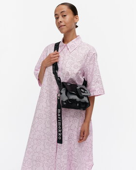 Marimekko Mini Messenger olkalaukku, Unikko harmaa - tummanharmaa - musta, sisustuskuva