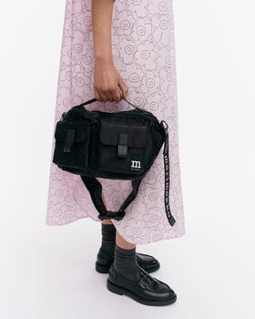 Marimekko Sling Bag Unikko olkalaukku, M, musta, sisustuskuva