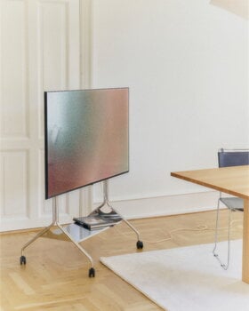 Pedestal Moon Rollin' Tall TV-jalusta, kromi, sisustuskuva