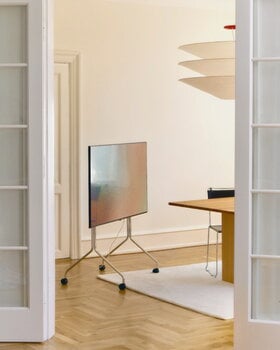 Pedestal Moon Rollin' Tall TV-jalusta, kromi, sisustuskuva