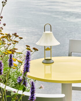HAY Ceramic pöytä, 70 cm, bright yellow, sisustuskuva