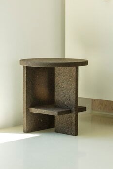 Nine Tee side table, round, smoked cork, decoration image