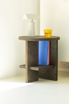 Nine Tee side table, round, smoked cork, decoration image