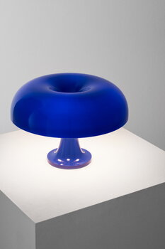 Artemide Nessino pöytävalaisin, Klein blue, special edition, sisustuskuva