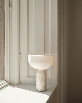 New Works Kizu ladattava pöytävalaisin, Kunis Breccia marmori, sisustuskuva