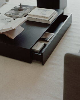 New Works Tavolino da salotto Mass Wide con cassetto, rovere tinto nero