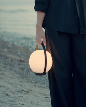 New Works Lampada da tavolo portatile Lantern, immagine decorativa