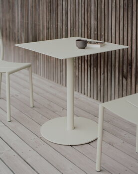 New Works May Bistro pöytä, 70 x 70 cm, vaaleanharmaa, sisustuskuva