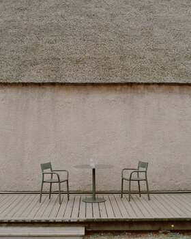 New Works Sedia con braccioli May, verde scuro, immagine decorativa
