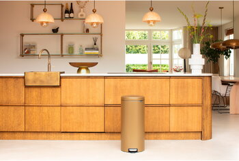 Brabantia newIcon poljinroska-astia, 30 L, warm brass, sisustuskuva