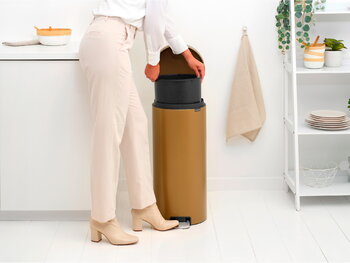 Brabantia newIcon poljinroska-astia, 30 L, warm brass, sisustuskuva